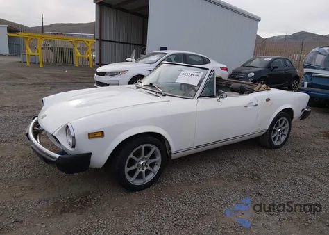 1975 Fiat 124 Spider z USA, uszkodzony, nr VIN 124CS10090362